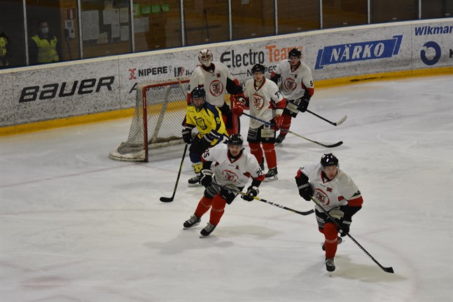 Krafts Kevin Snickars gjorde ett av lagets mål då man föll hemma i Hallis mot Kurikan Ryhti, 4–8.