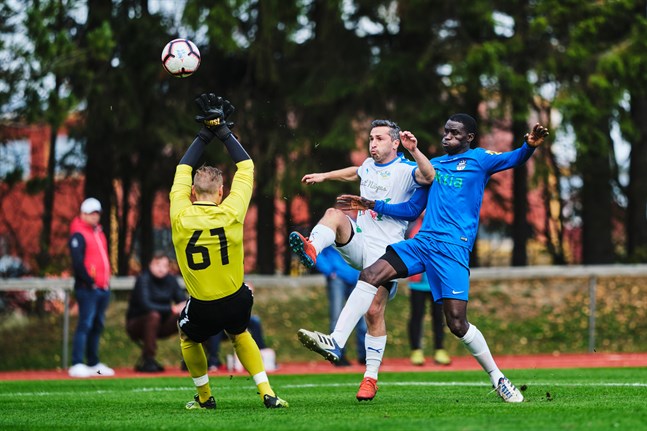 Samsonia Kakhaber i närkamp med Yankuba Ceesay. Det var i den här situationen som Krafts 1–1-mål kom.