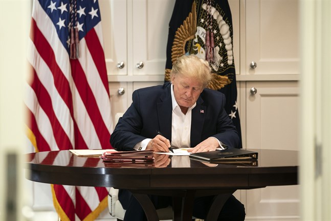 President Donald Trump arbetar på militärsjukhuset Walter Reed.