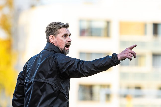 Niklas Käcko får åter ta sig ton som tränare i Jaro.