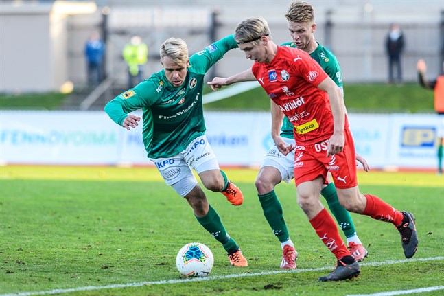 Axel Vidjeskog i Jaro utmanar Aleksi Pahkasalo och Kyle Curinga i KPV.