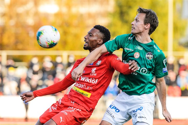 Jarkko Hurme var med och besegrade Jaro i derbyt i Jakobstad på hösten. Här är han i duell med Will Inalien.