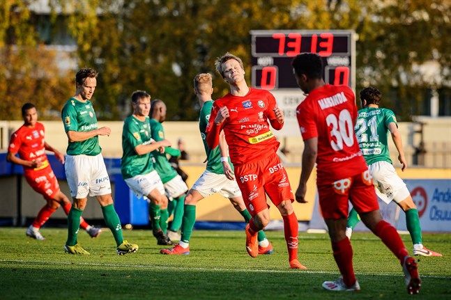 Severi Kähkönen och Jean Mabinda var båda i aktion för sina nya lag AC Oulu och HIFK på lördagen. Bilden är från Jaros match mot KPV den 4 oktober 2020.