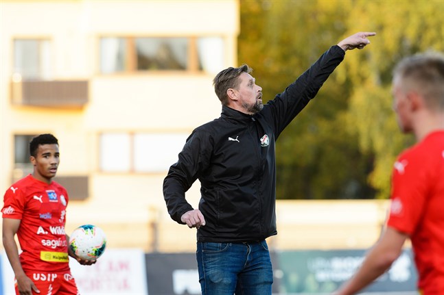 Niklas Käcko manar på de sina. Jean Mabinda gör sig redo för ett inkast, medan Jusa Ihalainen syns i förgrunden. Detta var Jaro–KPV-derbyt som de alla vill glömma.
