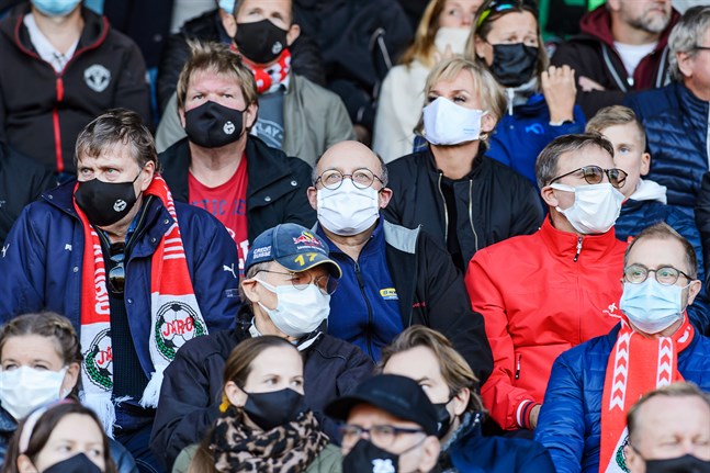 Munskydden är en bra preventiv åtgärd, anser samordningsgruppen som ger en fortsatt stark rekommendation om att de används till årets slut. Bild från en fotbollsmatch mellan Jaro och KPV.
