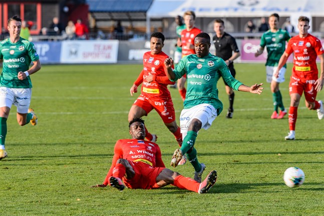 Stanley Amuzie i Jaro lyckas med en glidtackling mot Aboubakar Junior Doumbia i KPV.