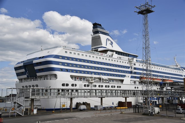 Upp till 120 personer kan förlora jobbet i samband med Tallink Siljas samarbetsförhandlingar. Moderbolaget Tallink meddelade tidigare på måndagen att bolaget har tappat 1,66 miljoner av sina passagerare under det tredje kvartalet.
