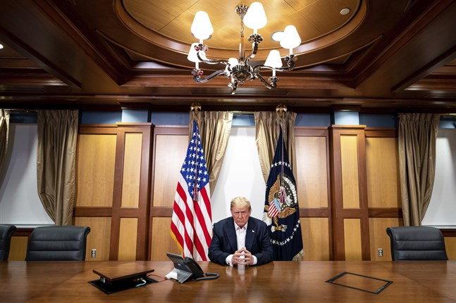 Bild publicerad av Vita huset, som uppges visa en arbetande Donald Trump på sjukhuset.