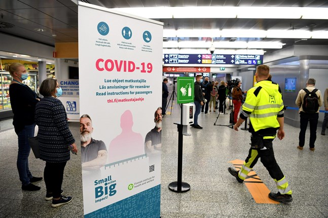 Den som kommer till Finland från ett land där smittrisken är högre än här rekommenderas sitta 14 dygn i frivillig karantän. Tiden kan förkortas om man har två negativa coronatest.