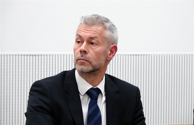 Taneli Puumalainen, överläkare vid Institutet för hälsa och välfärd, säger till Etelä-Suomen Sanomat att en kortare karantän kan motivera folk att bättre följa karantänsrekommendationerna.