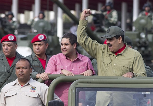 Nicolás Maduro Guerra, i mitten, tillsammans med sin far, Venezuelas president Nicolás Maduro under en militärparad i Caracas i april 2018.