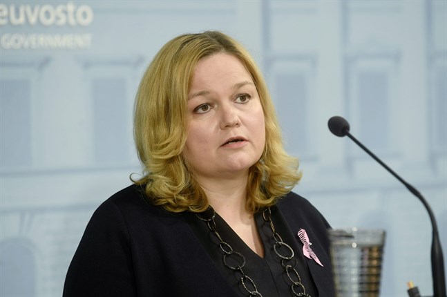Familje- och omsorgsminister Krista Kiuru meddelade på måndag kväll att en ändering av reserestriktionerna kommer att föreslås för statsrådet.