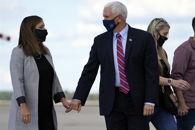 Mike Pence och Karen Pence bär munskydd sedan han lämnat Washington för att resa mot debatten i Utah.