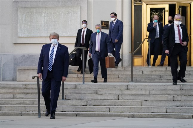 USA:s president Donald Trump promenerar ut från Walter Reed-sjukhuset, där han har vårdats för covid-19.