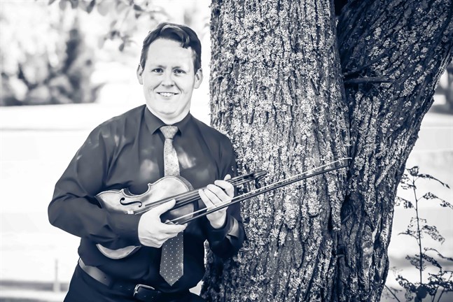 Musices magister Erik Nygård har studerat violinspelning och avlagt diplomexamen vid Sibelius-Akademin i Helsingfors.