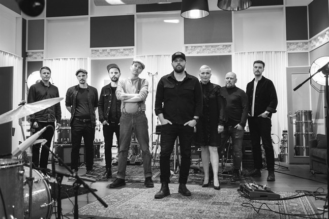 Kuusikoksi spelade in "Silly young heart" i Midasstudion på Replot. Musikerna är, från vänster, Robin Käldström, Peter Enroth, Anders Sjölind, Juha Saunala, Marcus Granfors, Anna-Karin Berg, Julius Thölix och Daniel Hjerppe.