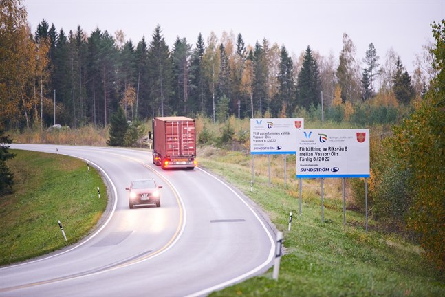 Snart kommer den stora förbättringen av riksväg åtta att börja påverka trafiken. Bilden är tagen i det bergiga partiet mellan Kärklax och avtaget till Ölis.