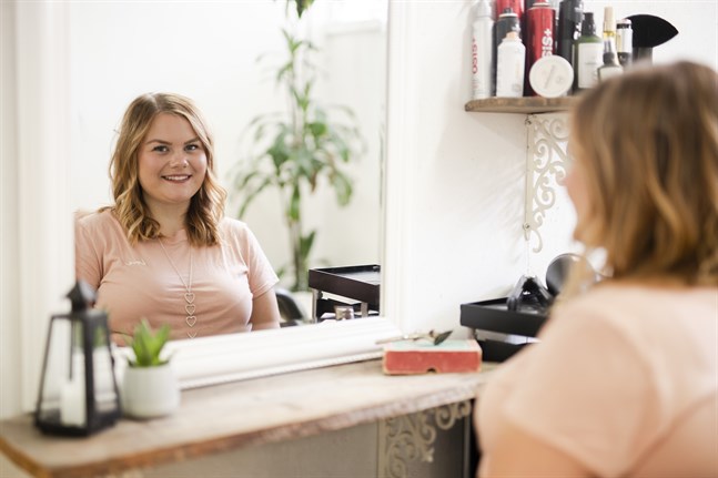 Julia Rönngård är frisör och studerade till merkonom på läroavtal i sitt eget företag med hjälp av en mentor. Nu kan hon bland annat sköta sin egen bokföring.
