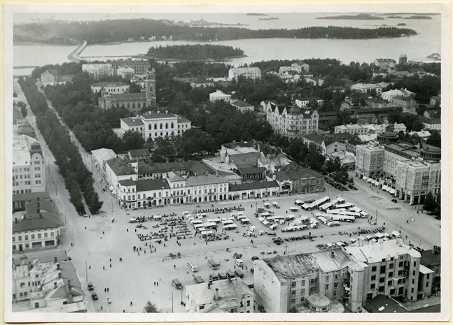 Så här såg det ut innan kvarteret med Rewell Center fanns. Bilden av Vasa torg är tagen 1933. Fotografen är okänd.