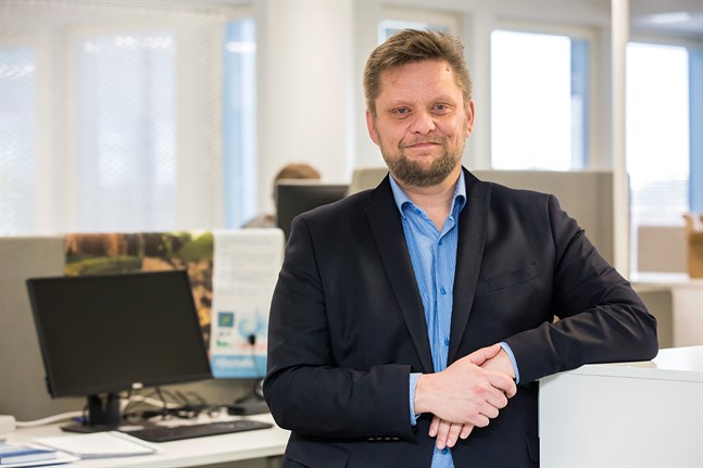 Regiondirektör Henrik Jansson på Forststyrelsen anser att det var motiverat att bekämpa vresros med glyfosat i den österbottniska skärgården men säger att man nu ska se över användningen.
