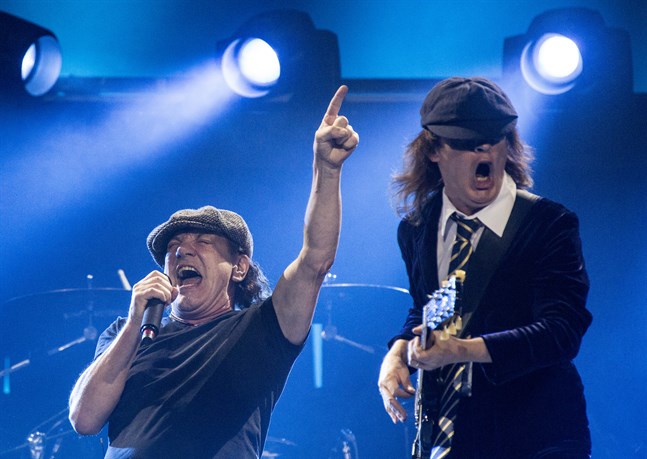 Brian Johnson och Angus Young på Friends arena i Sverige 2015.