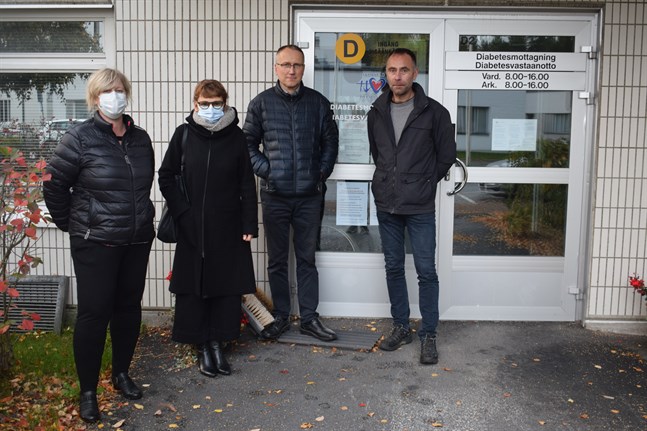 Maj-Len Östman, Susanna Brännbacka, Erik Johansson och Lars Åvist är alla psoriasispatienter. I samma byggnad som Diabetesmottagningen på Malmska sjukhuset ges snart möjlighet till ljusbehandling.