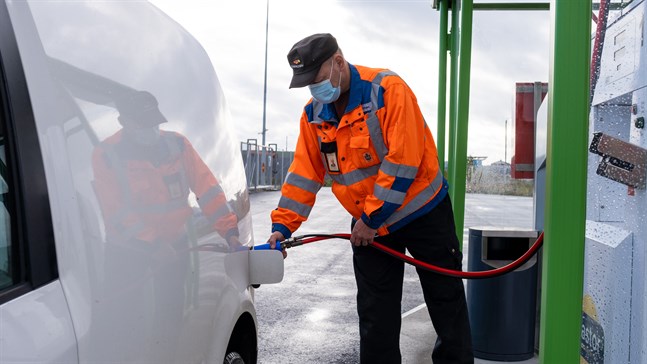 Nisse Lithén tankar sin bil med biogas.