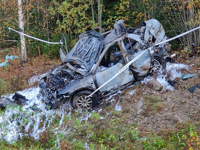 Efter att den trettonåriga föraren miste herraväldet nära motorvägen gjorde bilen en luftfärd på 48 meter och fattade eld efter landningen. En polisman släpade två av Malaxungdomarna undan elden innan bilen exploderade.