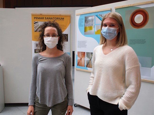 Emilia Björkskog och Annika Kindberg studerar inredningsarkitektur vid Novia. "Paimio by Aalto" är deras första utställning.