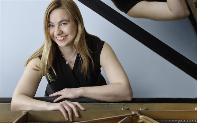 Sonja Fräki uppträder aktivt som pianist och är känd för publiken både som solist och kammarmusiker.
