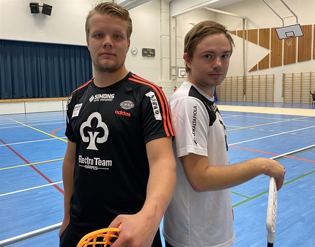 Jakob Strand och Jesper Prinsén spelar innebandy i Vikings. De ser ingen större framtid för innebandyn i Närpes och Kaskö så länge det inte finns någon hall i Närpes.