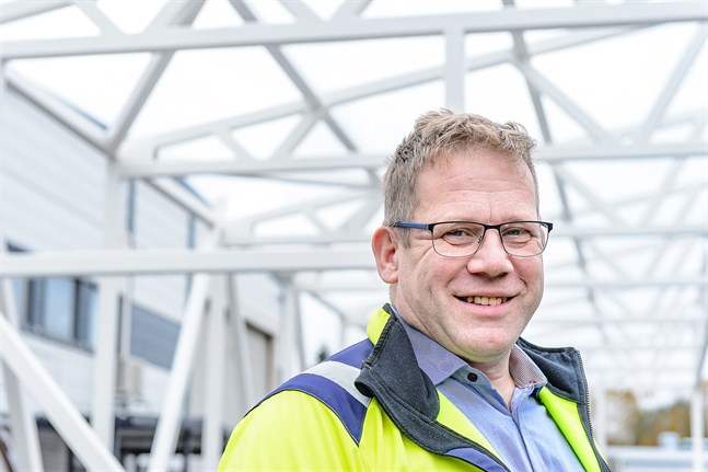 Sven Grankulla tycker att alla anställda verkar nöjda med de säkerhetsåtgärder som gjorts för att undvika smitta.