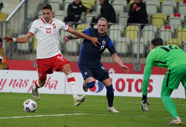 Fredrik Jensen (mitten) lämnade planen i 82:a spelminuten i onsdagens träningsmatch mot Polen.