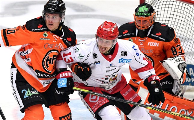 Sports kapten Erik Riska i kamp med förre NHL-spelaren Ville Koistinen. I bakgrunden HPK:s målvakt Joona Voutilainen.