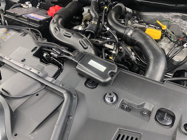 En elektronisk apparat installeras i bilens motorrum och gör att bilen kan köras på både etanol och bensin. Kör man på enbart bioetanol kan koldioxidutsläppen minska med upp till 80 procent.
