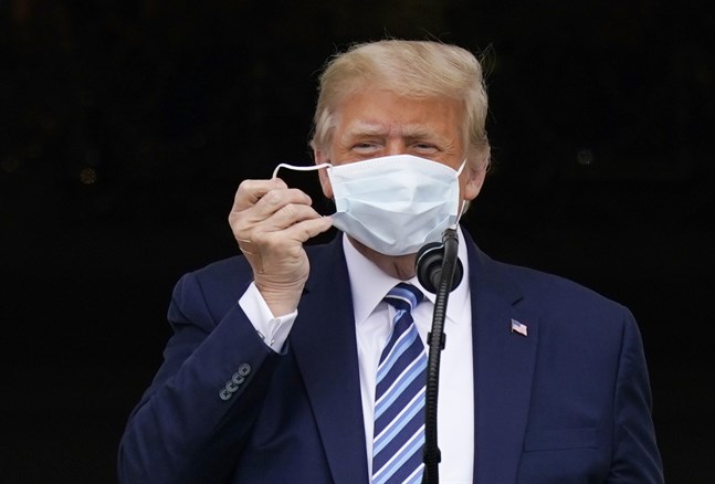 Trump höll ett tal från en balkong vid Vita huset på lördagen.