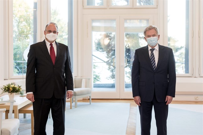 President Sauli Niinistö (t.h.) både höll avstånd och använde munskydd då han träffade Marshall Billingslea, Förenta staternas sändebud för vapenkontroll, på Talludden i måndags.