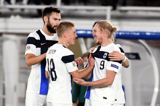 Fredrik Jensen nätade direkt efter att han blivit inbytt. Tim Sparv och Jere Uronen är framme och gratulerar.