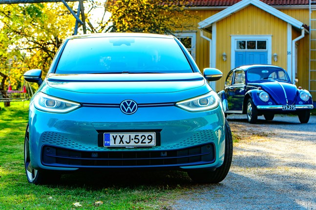 Volkswagen ID3 är märkets första bil som byggts från början för eldrift. Här poserar den tillsammans med en betydligt äldre släkting, en VW Bubbla från 1967.