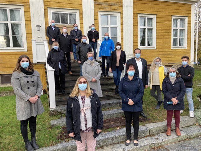 SFP i Nykarleby nominerade tjugo kandidater på söndagskvällen. Längst uppe från vänster: Kenneth Nylund, Anders Fors, Bengt Jansson och Fredrik Backlund. Nästa rad från vänster: Karita Eklund, Mikael Lindvall och Steve Nyholm. I mitten i grå kappa och blå mask Sabina Forsbacka, nästa mot höger (i rosa tröja och mörk kavaj) Pauliina Peltorinne-Cederström, Steven Frostdahl, Anna Øvergaard och Jean Hellsten. Längst fram från vänster Jessica Wiklund, Gunilla Vesterqvist, Siw Frostdahl-Blomqvist och Carita Häger. På bilden saknas Robert Blomqvist, Marléne Lindgren, Frej Strang och André Sundholm, som också nominerades i söndags.