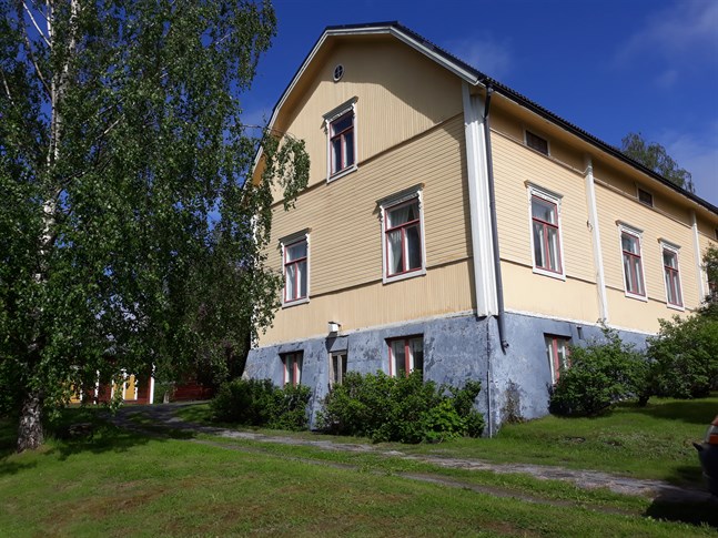 Prästgården i Terjärv är byggd i början av 1800-talet och den är en av de få prästgårdsbyggnaderna med mansardtak i vårt land.