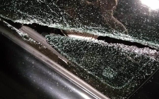 Slaget med järnröret orsakade ett hål i bilfönstret längre bak på bilen.