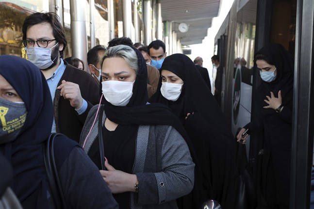 Människor i munskydd i Teheran.