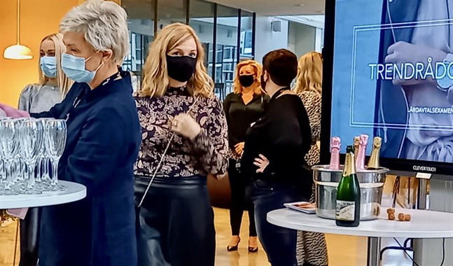 Trendrådgivarutbildningen lanserades med mingelparty i coronastil.