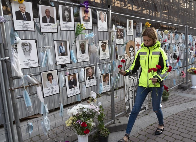 En provisorisk minnesplats i S:t Petersburg, där vårdarbetare som avlidit till följd av covid-19 hedras.