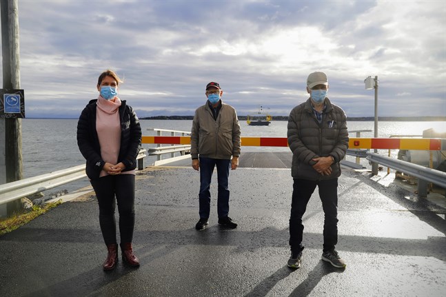 Nina Westman-Enroth, Per-Erik Berglund och Erik V Söderholm skulle hellre se en bro än en färja mellan Bergö och Bredskär.