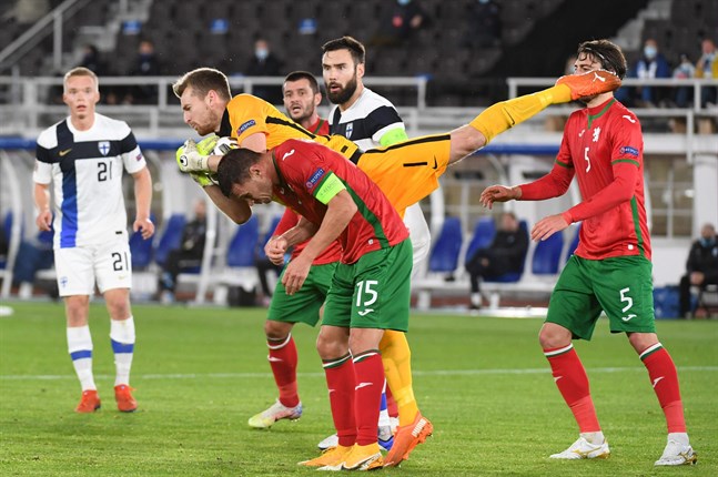 Tim Sparv, bakom målvakten Lukas Hradecky, poängterar vikten av att herrlandslaget fokuserar på en sak i taget. Första ska gruppsegern i Nations League kirras, sedan riktas fokus mot nästa sommars EM.