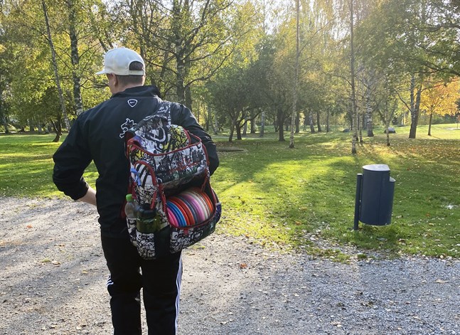 Patrik Nygård bär med sig många frisbeen när han spelar frisbeegolf.