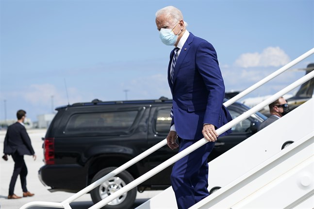 Demokraternas presidentkandidat Joe Biden under sin ankomst till Fort Lauderdale i delstaten Florida.