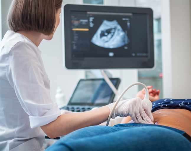 En ny studie visar att covid-19-smitta under graviditet kan få svåra följder för både mamman och barnet.